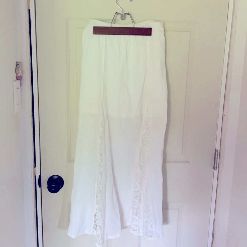 $5/25 White boho flared shirt with lace accents in front
